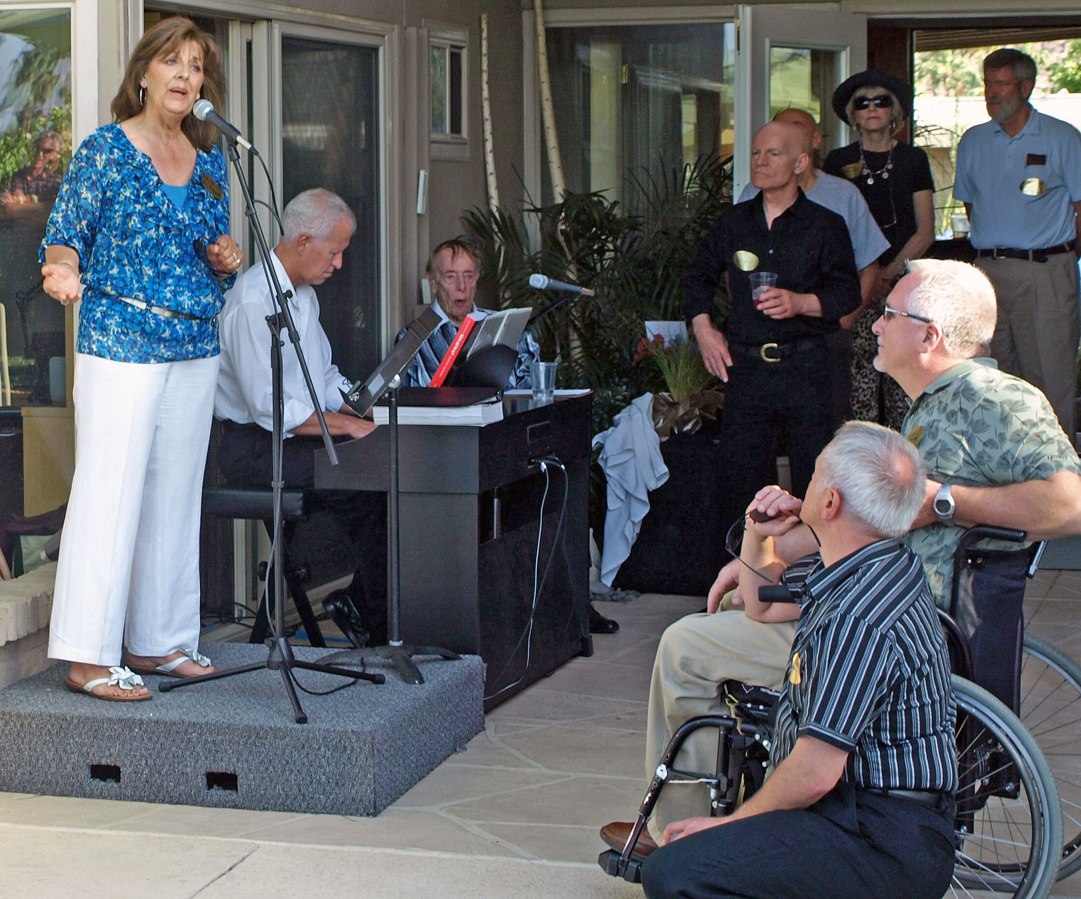 Dela singing at the party, 2009